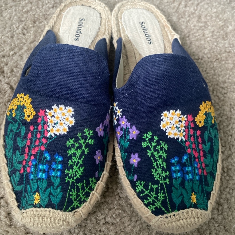 Navy slip-on espadrilles with floral embroidery